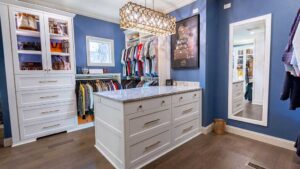Expansive closet