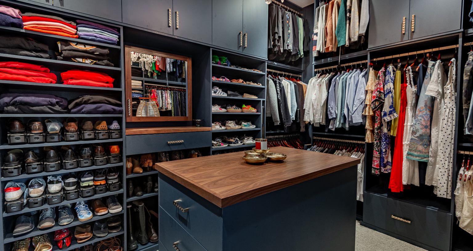 Modern and dramatic closet island detail